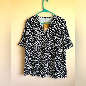 NWT - Black & White Polka Dots V Neck Lightweight Short Sleeve Blouse - Medium